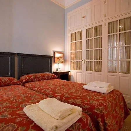 فيلة River House *